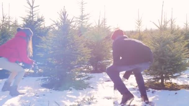 Pareja Lanzando Una Bola Nieve — Vídeos de Stock