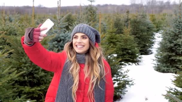 Mujer Tomando Una Selfie Bosque — Vídeos de Stock