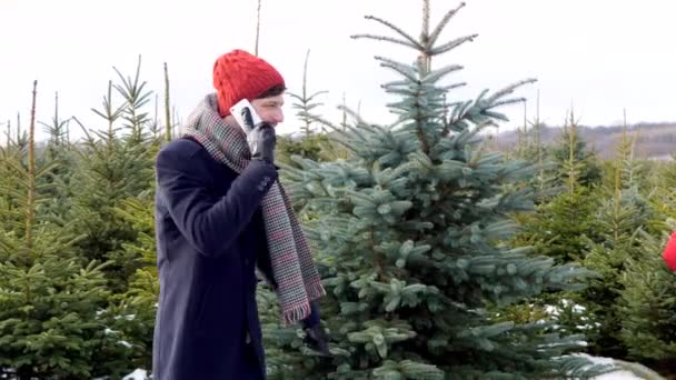 Homme Parlant Par Téléphone Portable Dans Forêt — Video