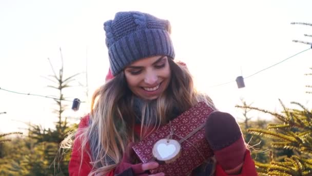 Retrato Mujer Excitada Con Regalo — Vídeo de stock