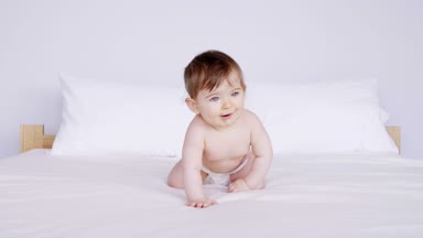 yatağa sürünerek şirin bebek 