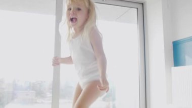 Çocuk yatağa atlama 