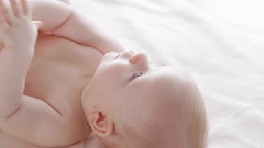 Bebeğim yatağa uzan. 