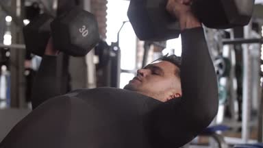 Dumbbell egzersiz ile atlet