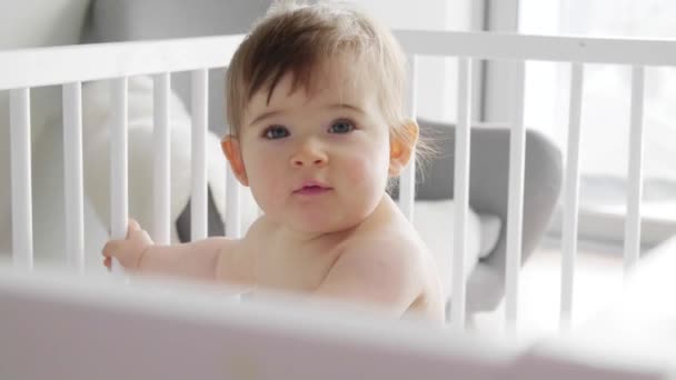 Bébé Debout Dans Crèche — Video