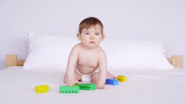 Linda Niña Jugando Dormitorio — Vídeos de Stock