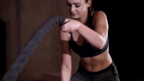 Mujer Haciendo Ejercicio Con Cuerdas — Vídeos de Stock