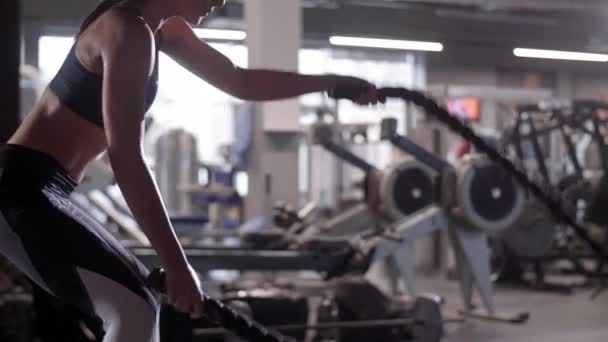 Atleta Con Cuerdas Haciendo Ejercicio Gimnasio — Vídeo de stock