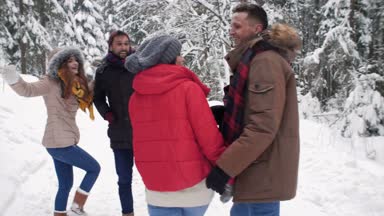 Arkadaşlar kış tatili sırasında 