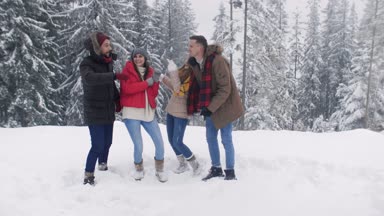 Tepe üzerinde hareket insanlar grubu