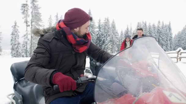 Freunde Motorschlitten Fahren Den Bergen — Stockvideo