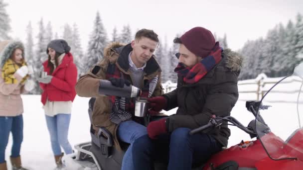 Vrienden Tijdens Wintervakantie — Stockvideo