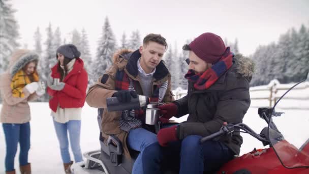Amigos Tomando Sentados Moto Nieve — Vídeo de stock