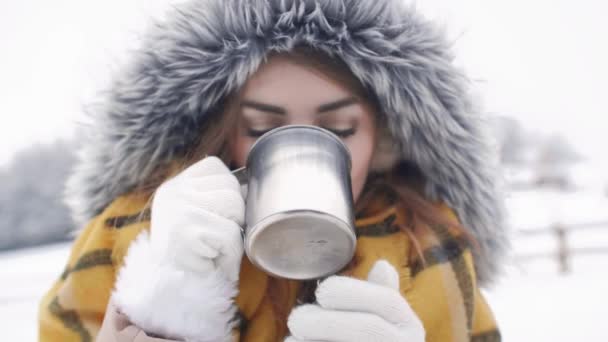 山でお茶を飲んでの魅力的な女性の肖像画 — ストック動画