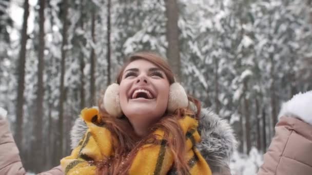 Mujer Divirtiéndose Bosque — Vídeo de stock