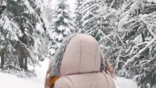 Vrolijke Vrouw Wandelen Het Bos — Stockvideo