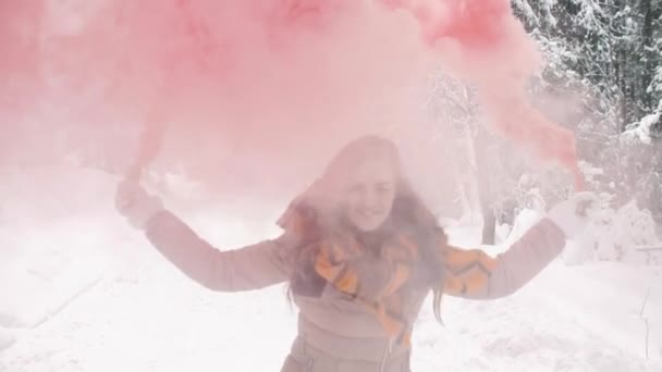 煙の爆弾との楽しみを持つ女性 — ストック動画