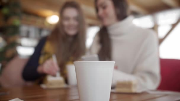 Disposable Beker Aan Tafel — Stockvideo