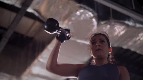 Kettlebell Egzersiz Ile Kadın Atlet — Stok video