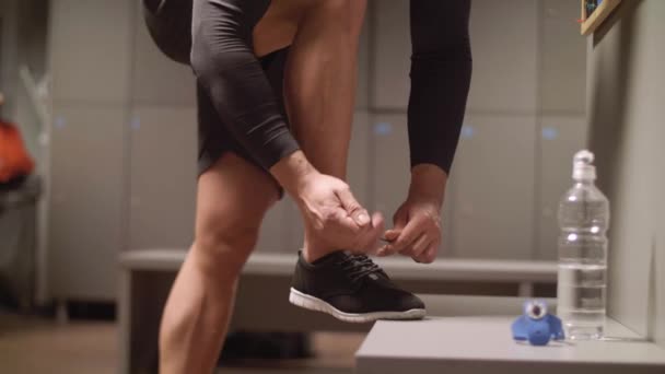 Hombre Atándose Los Cordones Gimnasio — Vídeos de Stock