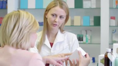 Eczacı eczane, müşteriye karşı konuşuyor