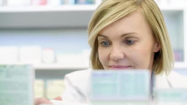 Apotheker Zoek Naar Goede Geneeskunde Plank — Stockvideo