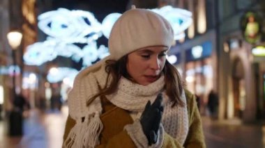 Adam ortağının gözlerini kapatıyor.