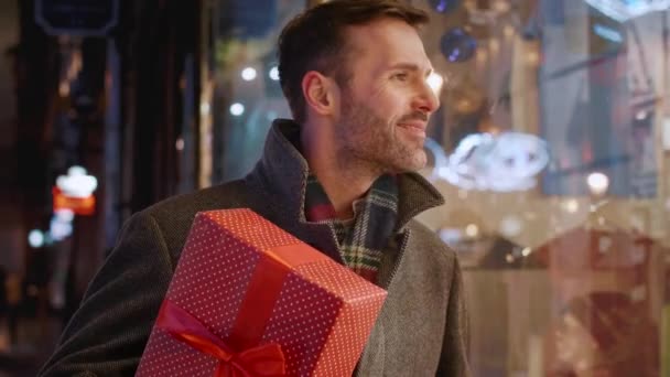 Hombre Con Gran Regalo Entrando Floristería — Vídeos de Stock