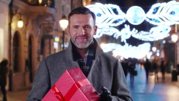 Portret Van Een Lachende Man Met Een Groot Geschenk — Stockvideo