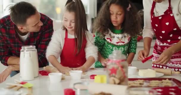 Familie Maakt Kerstkoekjes Klaar Keuken — Stockvideo