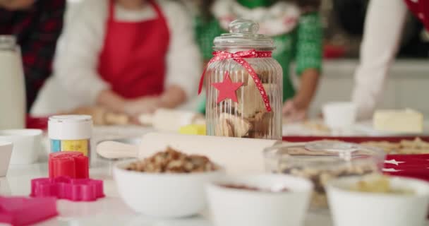 キッチンでのベーキングのクリスマスの背景 — ストック動画