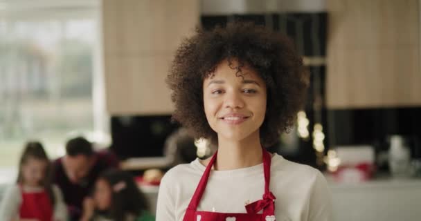 Spectacles Vidéo Portables Belle Femme Africaine Dans Cuisine — Video