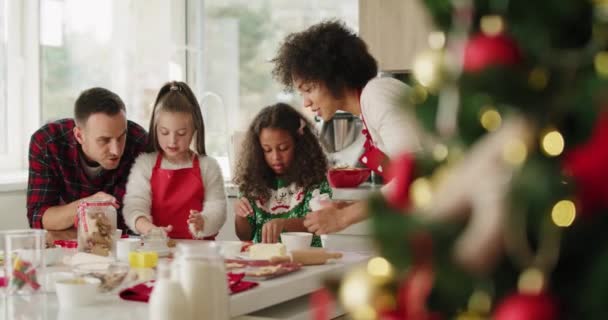クリスマスのためのおいしいクッキーを作る家族 — ストック動画