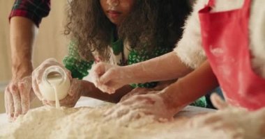 Noel 'i mutfakta birlikte geçiren aile manzarası. 