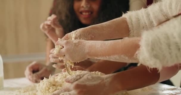 Vista Mano Madre Hija Amasando Masa — Vídeos de Stock