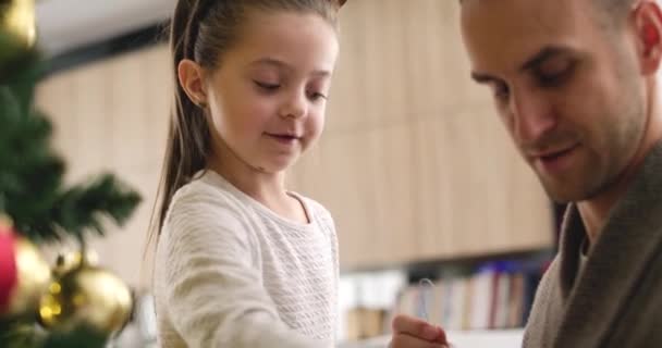 Vue Main Fille Papa Décorer Arbre Noël — Video