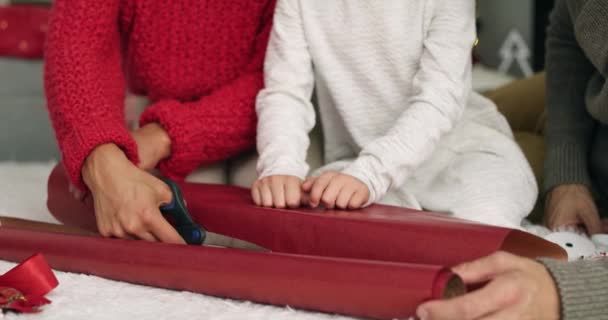 Video Zeigt Familie Beim Packen Von Weihnachtsgeschenken — Stockvideo