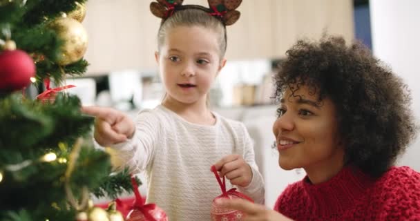 Handheld Uitzicht Van Meisje Mama Versieren Van Kerstboom — Stockvideo