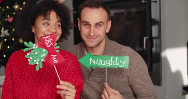 一緒にクリスマスを祝う遊び心のあるカップルのハンドヘルドビュー — ストック動画