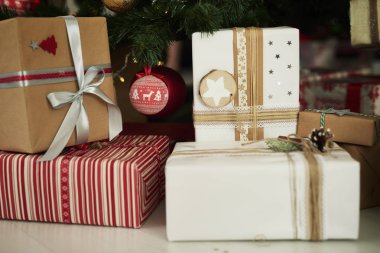 Noel ağacının altındaki hediyeleri kapat. 