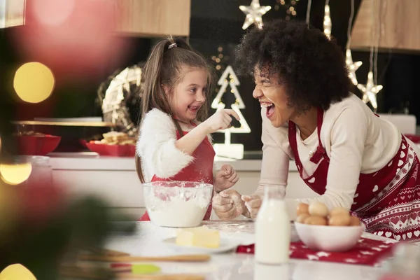 Madre Hija Disfrutando Cocina Navidad — Foto de Stock