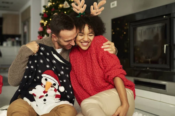 Cariñosa Pareja Abrazando Navidad —  Fotos de Stock