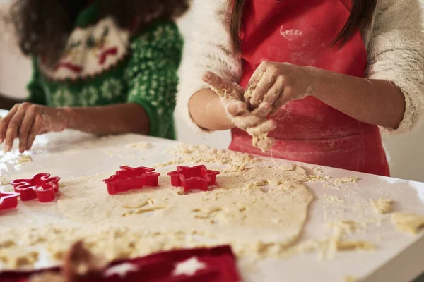 Gros Plan Des Enfants Qui Préparent Des Biscuits Pour Noël — Photo