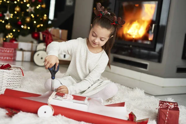 Küçük Kız Noel Hediyelerini Paketliyor — Stok fotoğraf