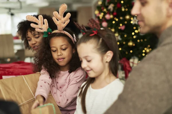 Niños Abriendo Regalos Navidad Con Sus Padres —  Fotos de Stock