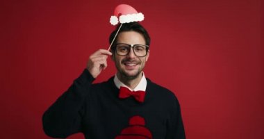 Noel maskeli bir inek.