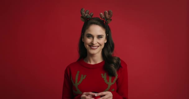 女性でクリスマス衣装上の赤い背景 — ストック動画