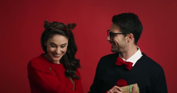 Kerst Nerd Paar Met Presenteert — Stockvideo