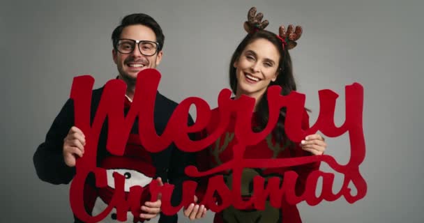 Roligt Par Önskar God Jul Till Alla — Stockvideo