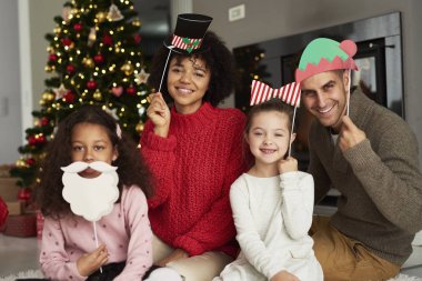 Noel maskeli mutlu aile portresi 